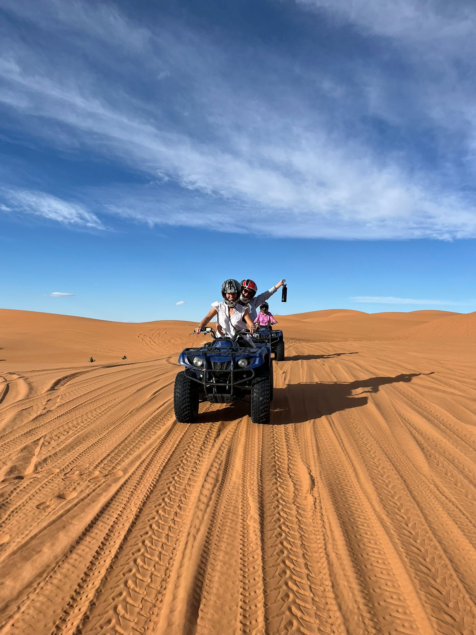 Caravane de dromadaires traversant les dunes de l'Erg Chebbi au coucher du soleil sur le Grand Tour du Maroc