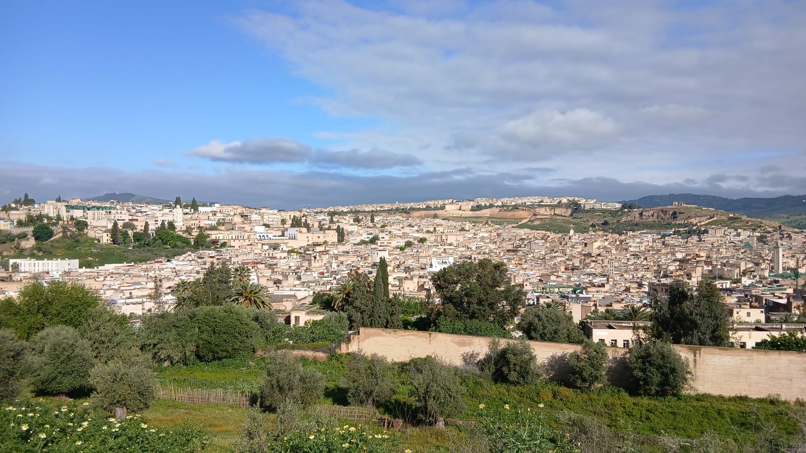 Caravane de dromadaires traversant le désert de Zagora au coucher du soleil dans le sud du Maroc